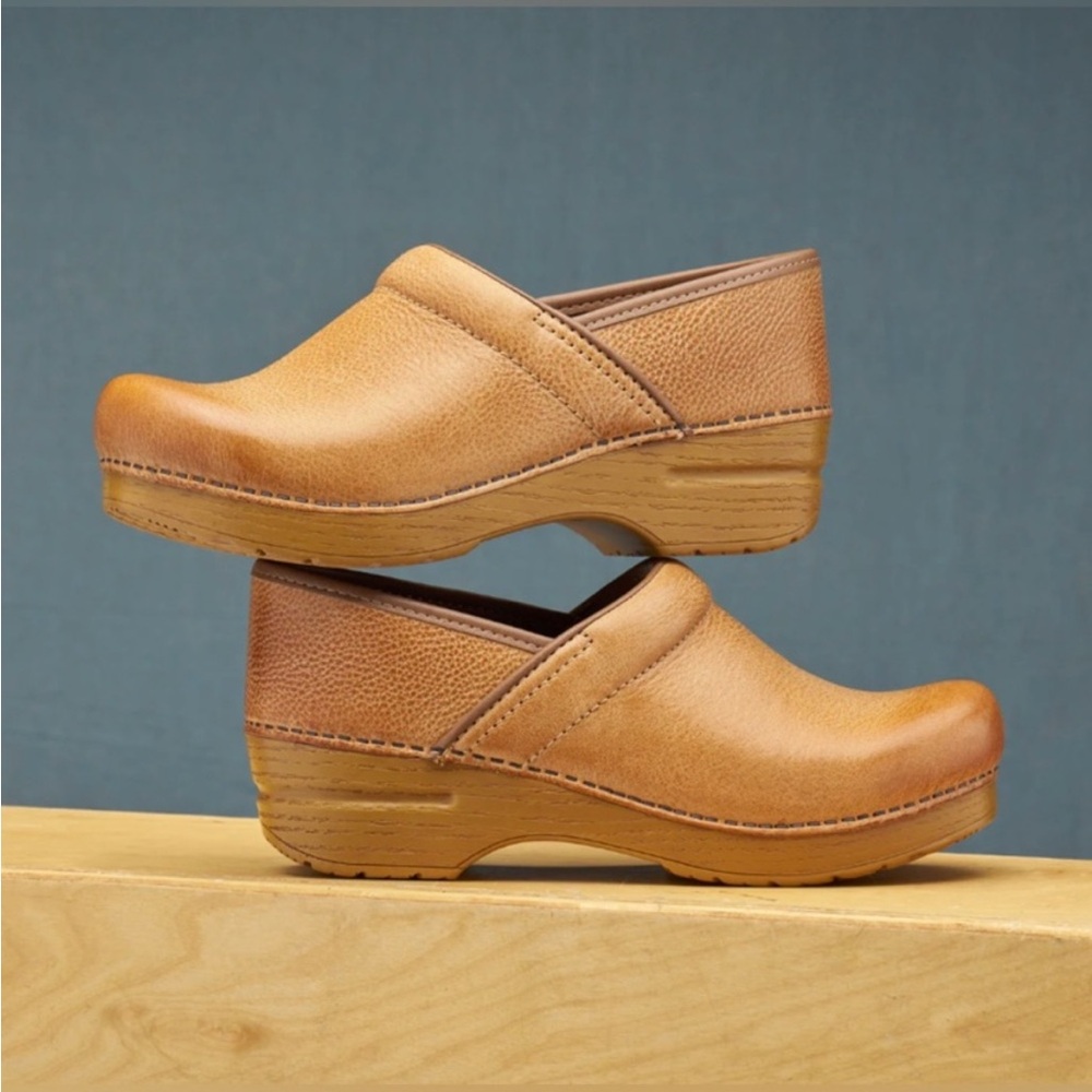 ▪️Dansko Honey Distressed Professional Clogs 38 Wide - Picture 2 of 14